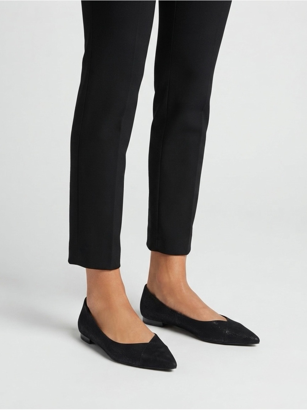 [Donald Pliner] Classic Black Flats